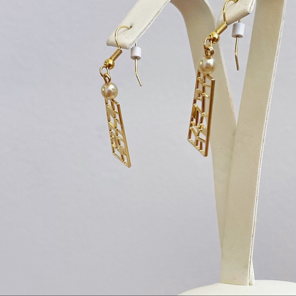 Gold Tone Asymmetrical Cutout Faux Pearl Dangle Earrings Elegant - Picture 9 of 11